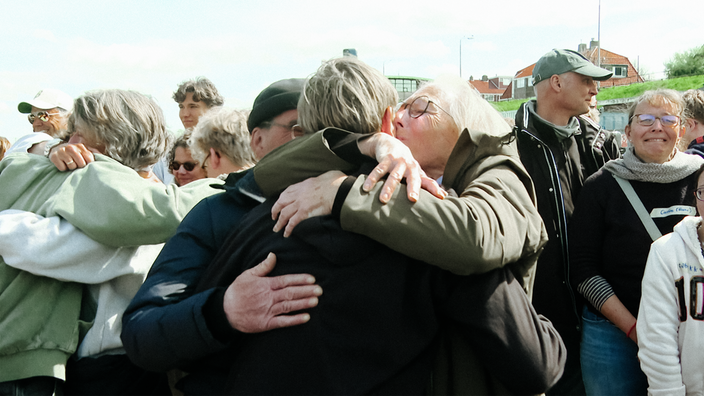 Malte Heidbrink wird von seiner Mutter und seinem Vater nach seiner Ankunft umarmt, die drei stehen umschlungen am Kai