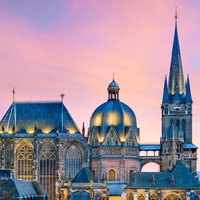 Der Aachener Dom bei Dämmerung.