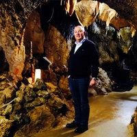 Wolfgang Böhmer steht in der Atta-Höhle.