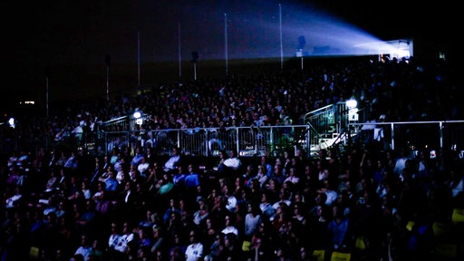 Eine Menschenmenge im OpenAir-Kino. 