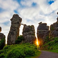 Die Gesteinsformation Externsteine bei Sonnenaufgang