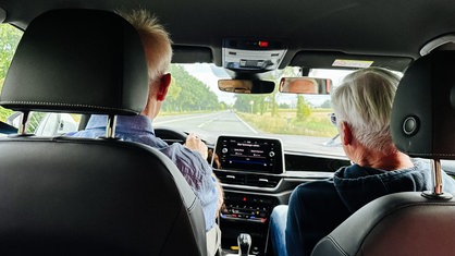 Uwe Blaschke sitzt hinter dem Lenkrad eines Autos. Neben ihm sitzt Fahrlehrer Ulf Imort. Beide schauen auf die Straße vor ihnen.