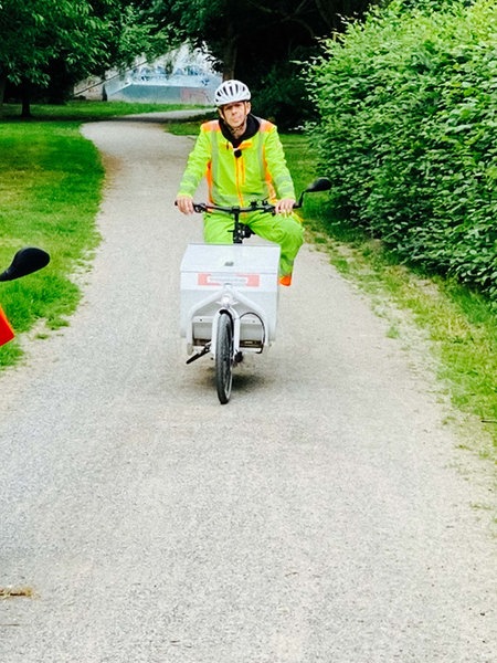 Oliver Herchenbach und Norbert Renzke fahren auf Lastenrädern über einen Fahrradweg. 