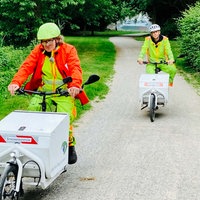 Oliver Herchenbach und Norbert Renzke fahren auf Lastenrädern über einen Fahrradweg. 