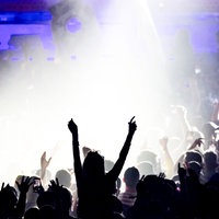 Tanzende Menschen beim Parookaville-Festival bei Nacht.