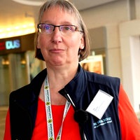 Ute Clevers steht vor dem Gebäude des Düsseldorfer Flughafens