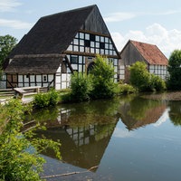 Alte Fachwerkhäuser stehen im Freilichtmuseum Detmold an einem Teich