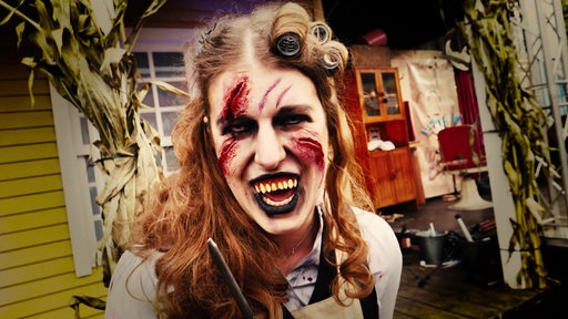 Ein Zombie mit gelben Zähnen und Lockenwicklern