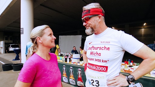 Nina Wischeloh-Petry und Michael Petry lächeln sich an.
