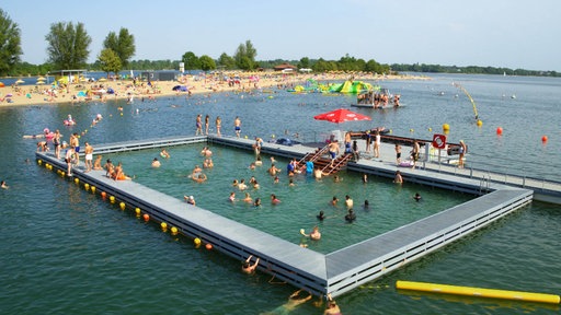 Badegäste in der Xantener Südsee