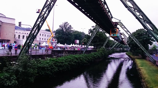 Ein Wagen der Schwebebahn über der Wupper
