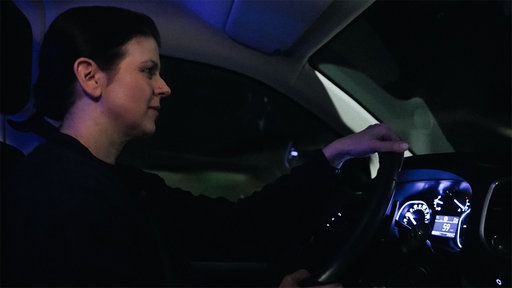Kerstin Schulz-Höfel sitzt am Steuer. Sie fährt den Party-Shuttle.