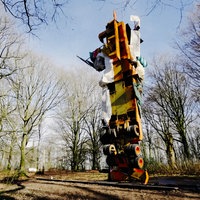 Ein Lkw-Anhänger steht als 14 Meter hohe Skulptur zwischen Bäumen im Skulpturenpark.