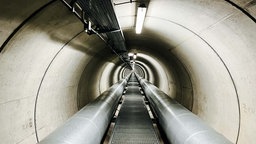 Ein langer Tunnel von innen.