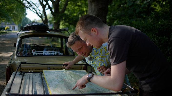 Frederik und Dennis mit Landkarte