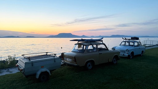 Die Trabis von Dennis und Frederik stehen bei Sonnenuntergang am Balaton
