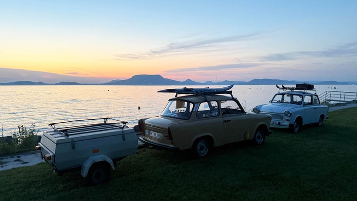 Die Trabis von Dennis und Frederik stehen bei Sonnenuntergang am Balaton