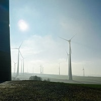 Windräder vor blauem Himmel.
