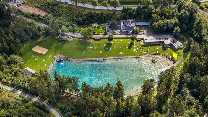 Das Schwimmbecken des Waldfreibads Gudenhagen von oben.