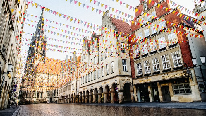 Szenerie des Prinzipalmarktes in Münster mit zahlreichen Girlanden zwischen den Häusern.