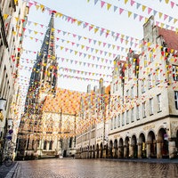 Szenerie des Prinzipalmarktes in Münster mit zahlreichen Girlanden zwischen den Häusern.