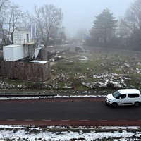 Ein Container-Haus mit Garten auf der Insel im Kreisverkehr