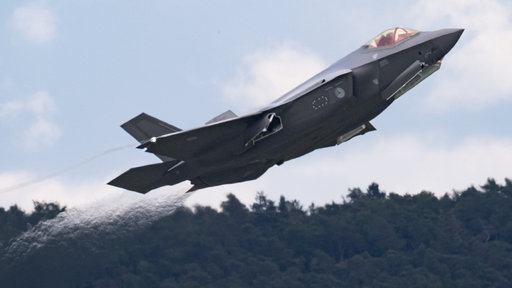 Ein Kampfjet vom Typ F-35 startet im Rahmen einer großangelegten Übung.