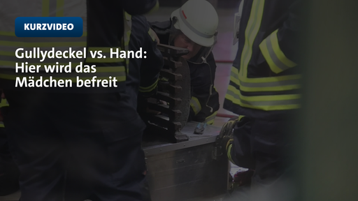 Mädchen aus Gullydeckel befreit | TN