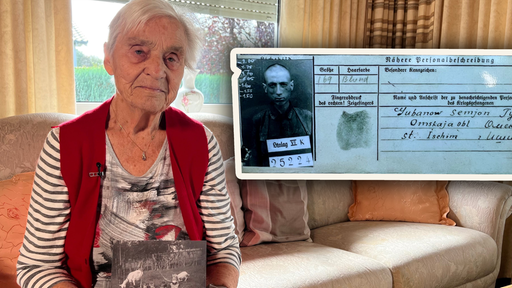 Auf der linken Seite sitzt Silvia Johnen, auf der rechten Seite eingeblendet ist ein Gefangenenausweis eines Kriegsgefangenen