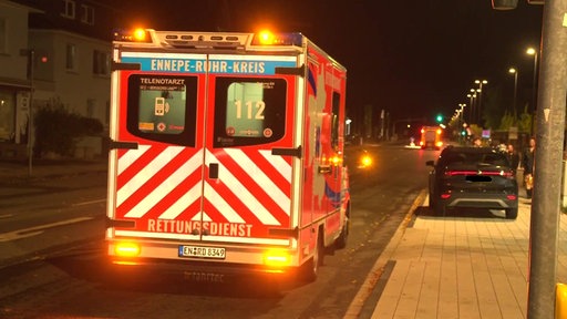Ein Krankenwagen fährt nachts auf einer Straße