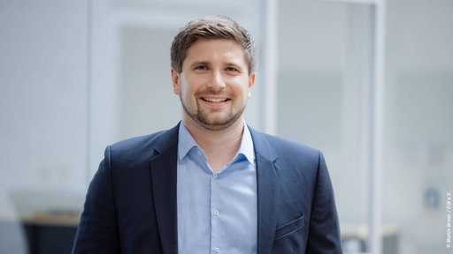 Porträt von Mark Braun vor neutralem Hintergrund