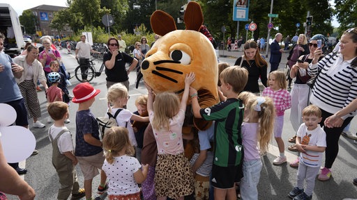 Ein Traube von Kindern um eine große, flauschige WDR-Maus