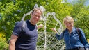 abine Heinrich (r) wandert mit Kollegen Fabian Raphael zum Mittelpunkt von NRW in Dortmund-Aplerbeck.