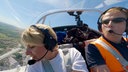  Sabine Heinrich fliegt mit Pilot Julian Wirtz (r) über ihren Heimatort Kamen-Heeren im Ruhrgebiet.