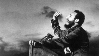 Das Beitragsbild des WDR3 Kulturfeature "Los Rebeldes! Die kubanische Revolution aus dem Hörspielstudio" zeigt Fidel Castro während einer Rede, 1956.