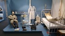 Das Beitragsbild des Dok5 "Herr Gammer gibt nicht auf" zeigt Einrichtungs und Ausstattungsgegenstände in der Ausstellung über die Fachklinik für Neurologie und Psychiatrie Altscherbitz.