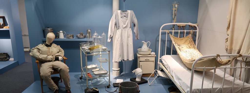 Das Beitragsbild des Dok5 "Herr Gammer gibt nicht auf" zeigt Einrichtungs und Ausstattungsgegenstände in der Ausstellung über die Fachklinik für Neurologie und Psychiatrie Altscherbitz.