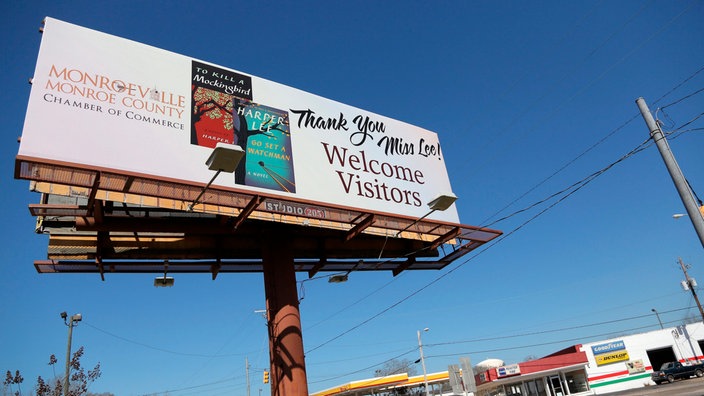 Das Beitragsbild des Kulturfeature "Harper Lee, Truman Capote und der amerikanische Süden" zeigt die Ortseinfahrt von Monroeville, Alabama.