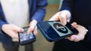 Das Beitragsbild des Dok5 "Doomscroll - Wie TikTok Jugendliche im Wahlkampf beeinflusst" zeigt zwei Schüler, die auf das Display ihrer Smartphones schauen auf denen das Logo der Social-Media-Plattform TikTok zu sehen ist.