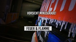Löschboot mit zwei Feuerwehrleuten auf einem Fluß
