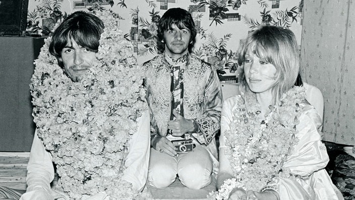 Das Beitragsbild des WDR3 Kulturfeature "Indien und die Beatles" zeigt George Harrison und Ringo Starr mit Pattie Boyd im Maharishi Mahesh Yogi's Ashram in Rishikesh, 1968.