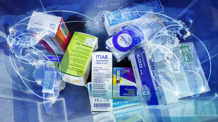 Das Beitragsbild des Dok 5 Feature "Krank gespart - Wieso in Deutschland Arzneimittel fehlen" zeigt eine Bildcollage aus verschiedenen Medikamentverpackungen auf blauem Hintergrund mit Lieferketten und Ursprungsländern