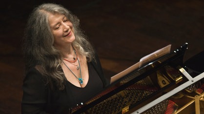Das Beitragsbild des WDR3 Kulturfeature "Die Pianistin Martha Argerich – Königin des Klaviers " zeigt Martha Argerich am Klavier 2021.