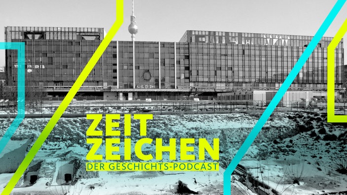 Der ehemalige Palast der Republik in Berlin wird abgerissen. Im Hintergrund steht der Fernsehturm.