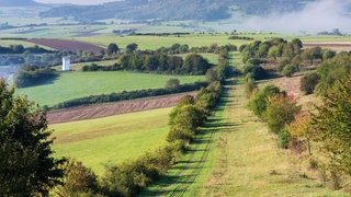 Das Beitragsbild des WDR 3 Musikporträt "Der Deutschland-Äquator" zeigt die ehemalige innerdeutsche Grenze bei der Gedenkstätte Point Alpha in Rasdorf, Rhön, Hessen, Deutschland.