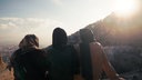 Das Beitragsbild des Dok5 "Verlorene Freiheit" zeigt die Hebammen Fatima und Zahra und deren Schwester Zainab auf einem Hausdach in Kabul.