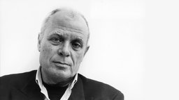 Das Beitragsbild des WDR 3 Kulturfeature "Mit Worten die Gespenster bannen" zeigt ein Porträt des Schriftstellers  Antonio Lobo Antunes