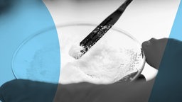 Das Beitragsbild des ARD Radiofeature " Lithiumland Deutschland – Der Preis der Zukunft" zeigt eine Glasschale mit Lithiumchlorid.