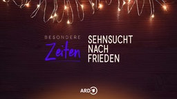 Über einer hölzernen Platte steht der Schriftzug "Besondere Zeiten" der Sendereihe, daneben der Titel der Staffel "Sehnsucht nach Frieden". Am oberen Bildrand liegt eine Lichterkette, die die Szenerie beleuchtet.