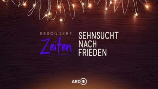 Über einer hölzernen Platte steht der Schriftzug "Besondere Zeiten" der Sendereihe, daneben der Titel der Staffel "Sehnsucht nach Frieden". Am oberen Bildrand liegt eine Lichterkette, die die Szenerie beleuchtet.
